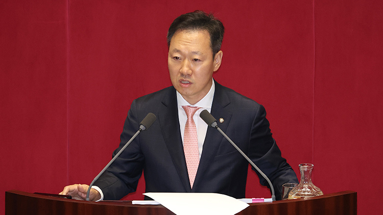 국민의힘 박수민 의원이 지난 1일 오후 열린 국회 본회의에서 야당이 단독 의결한 '전국민 25만원 지원법'(민생회복지원금 특별조치법) 상정을 반대하는 필리버스터(무제한 토론을 통한 합법적 의사진행 방해)를 시작하고 있다. /연합뉴스