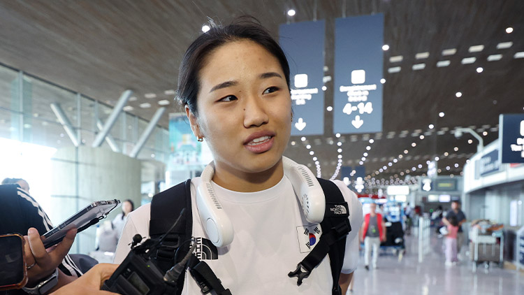 2024 파리올림픽 배드민턴 여자 단식에서 금메달을 차지한 안세영이 6일(현지시간) 프랑스 샤를 드골 공항을 통해 출국하며 취재진의 질문에 답하고 있다. /연합뉴스