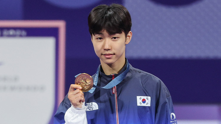 7일(현지시간) 프랑스 파리 그랑팔레 태권도경기장에서 열린 2024 파리올림픽 태권도 남자 58kg급 시상식에서 한국 박태준이 금메달을 들어보이고 있다. /연합뉴스