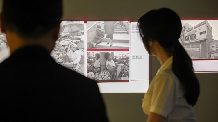 부산근현대역사관에서 사진 설명을 듣는 김건희 여사 /대통령실 제공