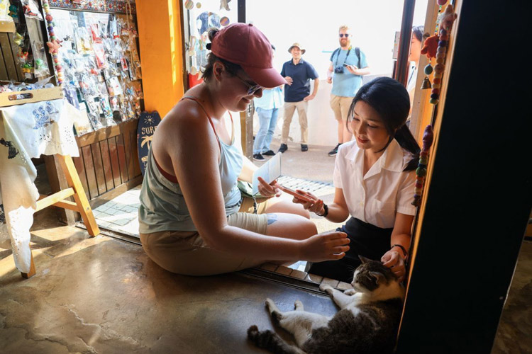 흰여울문화마을 기념품 가게에서 고양이에게 먹이를 주는 김건희 여사 /대통령실 제공