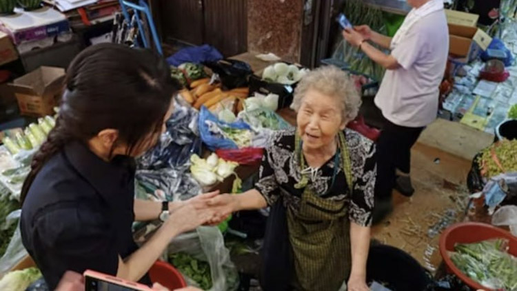 부산 깡통시장에서 상인과 대화하는 김건희 여사 /인터넷 커뮤니티