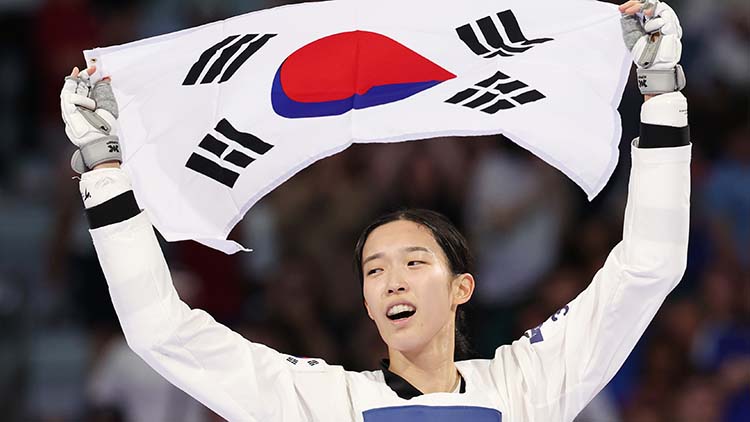 8일(현지시간) 프랑스 파리 그랑팔레 태권도경기장에서 열린 2024 파리올림픽 태권도 여자 57kg급 결승에서 이란의 나히드 키야니찬데에게 승리한 김유진이 태극기를 들고 세리머니를 하고 있다. /연합뉴스