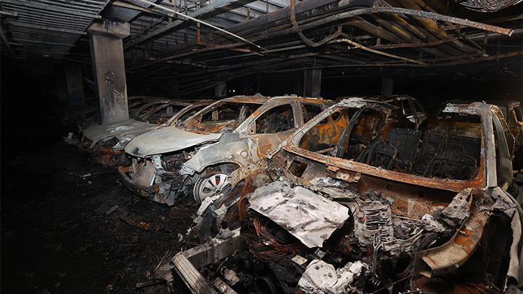 지난 2일 오전 인천 서구 청라 아파트 지하 주차장에 차량 들이 전소돼 있다. 화재로 지하 주차장에 있던 차량 40여대가 불에 탔고, 100여대가 열손 및 그을음 피해를 입었다. /연합뉴스