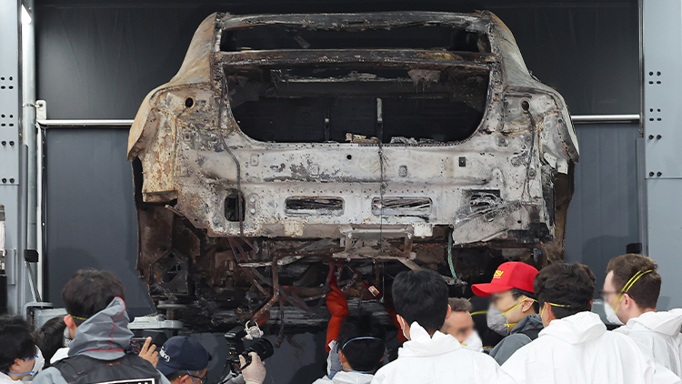 8일 오전 인천 서구 한 공업사에서 경찰과 소방, 국립과학수사연구원, 벤츠 등 관계자들이 지난 1일 청라 아파트 지하 주차장에서 화재가 발생한 전기차에 대한 2차 합동 감식을 하고 있다. /연합뉴스