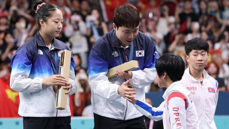 지난달 30일(현지시간) 프랑스 파리 사우스 파리 아레나4에서 열린 2024 파리올림픽 탁구 혼합복식 시상식에서 동메달을 차지한 한국 임종훈, 신유빈과 은메달을 차지한 북한 리정식, 김금용이 인사하고 있다. /연합뉴스