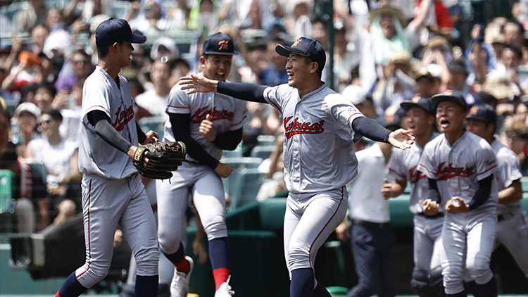 일본 내 한국계 민족학교인 교토국제고 야구 선수들이 지난 21일 일본 효고현 니시노미야 한신 고시엔구장에서 열린 전국 고교야구선수권대회(여름 고시엔) 준결승전에서 승리를 확정한 뒤 기뻐하고 있다. 교토국제고는 이날 아오모리야마다고교와 경기에서 3-2로 이겨 처음으로 여름 고시엔 결승에 진출했다. /연합뉴스