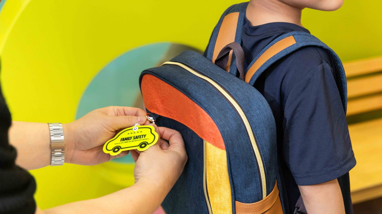 옐로카드를 유아 가방에 부착하는 모습 /볼보자동차코리아 제공