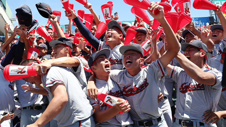 23일 일본 효고현 니시노미야 한신 고시엔구장에서 열린 일본 전국 고교야구선수권대회(고시엔) 결승전 교토국제고와 간토다이이치고 경기. 
    2-1 승리를 거두고 우승을 차지한 일본 내 한국계 민족학교인 교토국제고 재학생들이 기쁨을 나누고 있다. /연합뉴스