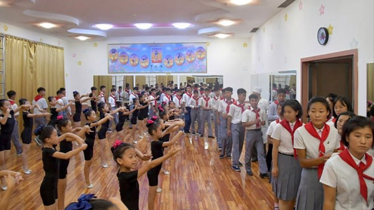 평양에 체류 중인 수해지역 학생들이 북한 만경대학생소년궁전과 과학기술전당을 구경했다. /출처: 노동신문