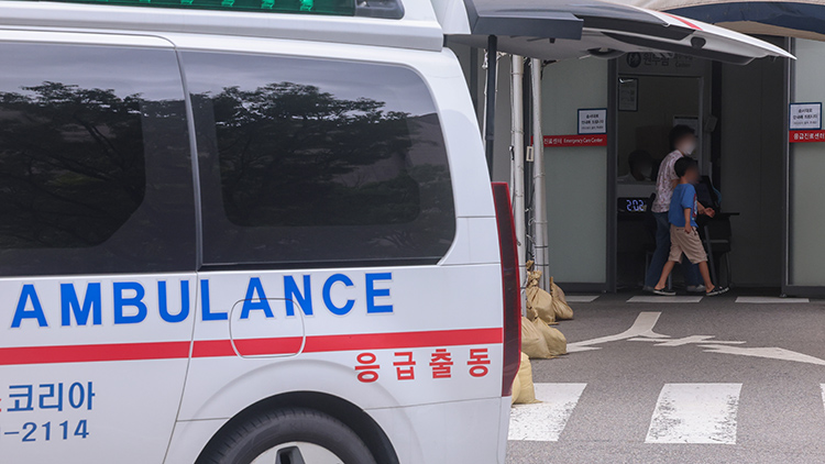 정부 의대증원에 반발하며 의료현장을 떠난 전공의들이 복귀하지 않으며 의료공백이 이어진 21일 서울 시내 한 대형병원 응급실로 내원객들이 들어가고 있다.  /연합뉴스