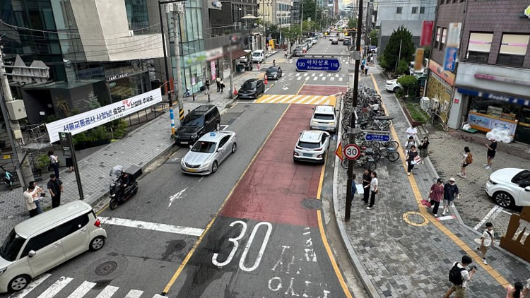 인파에 압사 우려까지 나왔던 성수역, 횡단보도 옮기고 방호울타리 설치