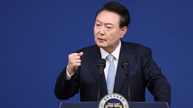 윤석열 대통령이 29일 오전 서울 용산 대통령실 청사 브리핑실에서 열린 국정브리핑 및 기자회견에서 취재진의 질문에 답하고 있다. /연합뉴스