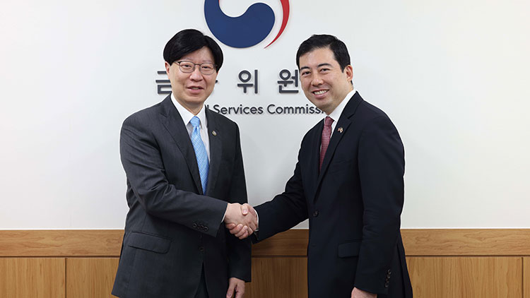(왼쪽부터) 금융위원회 김소영 부위원장, 마크 우예다 미국 증권거래위원회(SEC) 상임위원 /금융위원회 제공