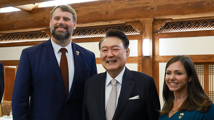 윤석열 대통령이 지난 2일 청와대 상춘재에서 개최한 미국 연방 상원의원 및 배우자 초청만찬에서 케이티 브릿 상원의원(오른쪽), 남편 웨슬리 브릿과 기념 촬영을 하고 있다. /대통령실 제공