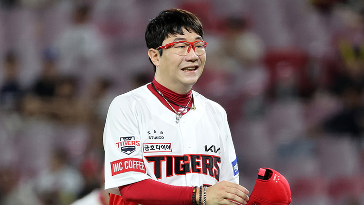 3일 광주기아챔피언스필드에서 열린 프로야구 LG 트윈스와 KIA 타이거즈의 경기. KIA 선발투수 양현종이 5회초 투구를 마친 뒤 더그아웃으로 향하고 있다. /연합뉴스