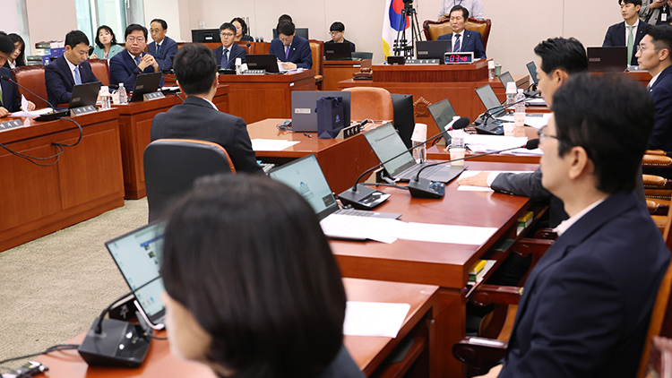 與 '정청래는 빌런'·野 '尹대통령은 악당'…법사위 또 막말 파행