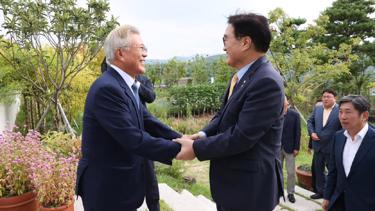 文 전 대통령 예방한 우원식 '검찰 모습에 국민 걱정 커'