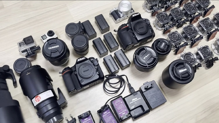 남성이 소유한 수천만 원에 달하는 고가의 카메라 렌즈와 20여 대의 전문가용 카메라 장비 /경기남부청 제공