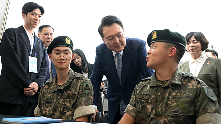 尹, 제대군인 취업·창업 박람회 '깜짝 방문'…국무회의선 '의료계 설득' 당부