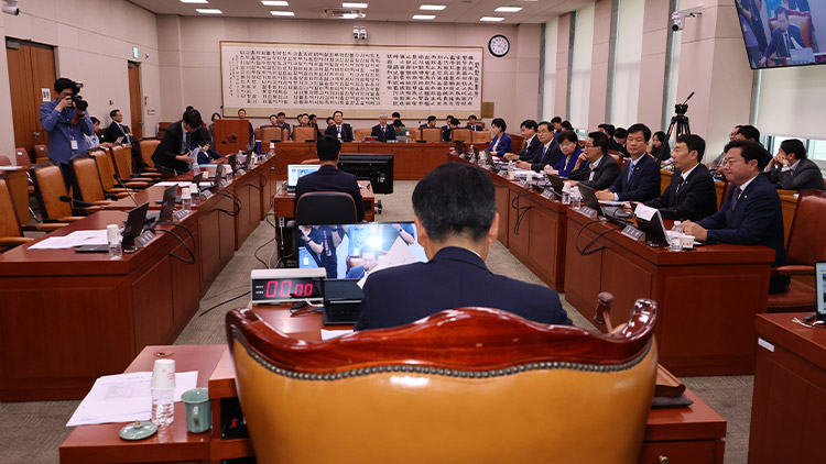 11일 오후 국회 법제사법위원회에서 김건희·채상병특검법이 야당 단독으로 통과되고 있다. 
    국민의힘 의원들은 법안 처리에 반발하며 표결 직전 퇴장했다. /연합뉴스