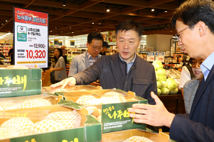 박범수 농림축산식품부 차관이 11일 서울 용산구 소재 이마트 용산점에 방문하여 추석 명절 성수품 수급 상황을 점검하고 있다. /농림축산식품부 제공