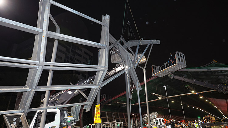 12일 오전 서울 노원구 동부간선도로 수락 방음터널 천장 구조물 일부가 떨어지는 사고가 발생한 현장에서 경찰과 소방 관계자들이 사고 원인 등을 조사하고 있다. /연합뉴스