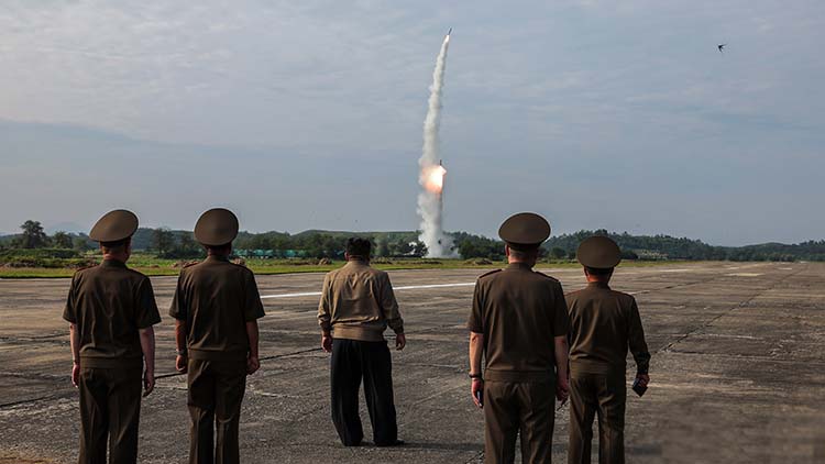 북, '4.5t 미사일' 내륙으로 발사 첫 공개…정확도 과시