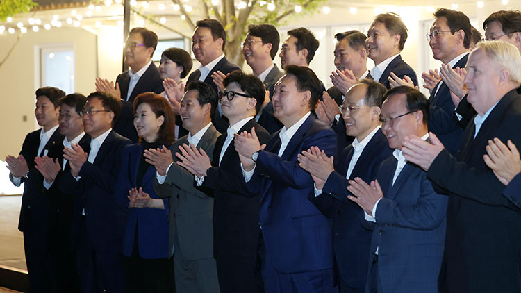 한동훈, 尹 만찬 산책서 '독대' 재요청…'尹과 현안 논의 자리 만들어달라'