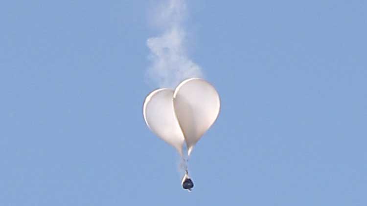 북한이 띄워 보낸 쓰레기 풍선이 4일 오전 서울 서초구 상공을 떠다니고 있다. /연합뉴스