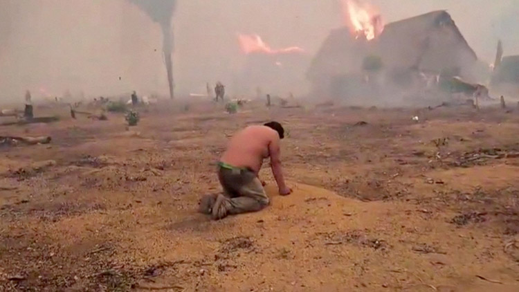 불타는 집을 보며 무릎 꿇은 볼리비아 주민 /로이터=연합뉴스