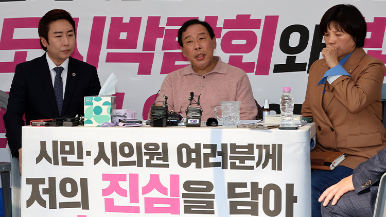 더불어민주당 소속 세종시의원들이 8일 오후 세종시청 앞에서 단식 농성을 벌이고 있는 최민호 세종시장을 찾아 대화하고 있다. 국민의힘 소속인 최 시장은 자신의 핵심 공약인 정원도시박람회와 빛 축제 개최를 위한 예산안 통과를 촉구하며 지난 6일부터 시청 앞에서 단식농성을 벌이고 있다. /연합뉴스