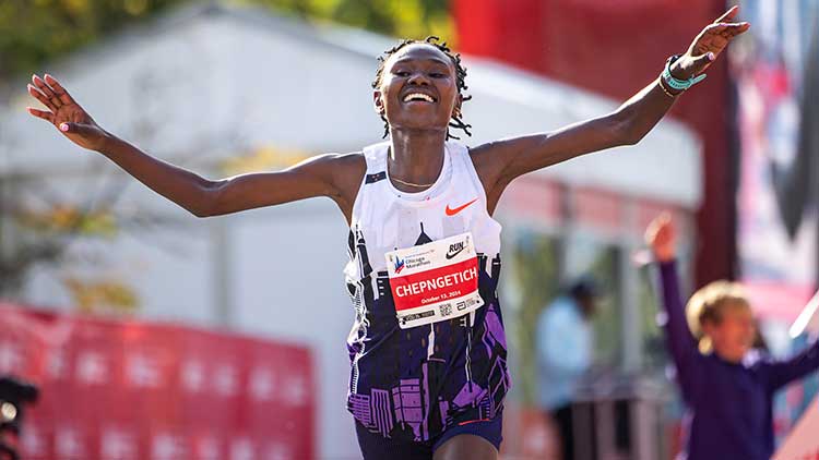 현지시간 13일 미국 시카고에서 열린 2024 시카고 마라톤에서 2시간09분56초의 기록으로 결승선을 통과하고 있는 케냐의 루스 체픈게티 /AP=연합뉴스