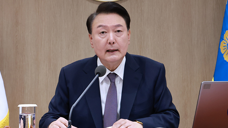 윤석열 대통령이 15일 서울 용산 대통령실 청사에서 열린 국무회의에서 발언하고 있다. /연합뉴스