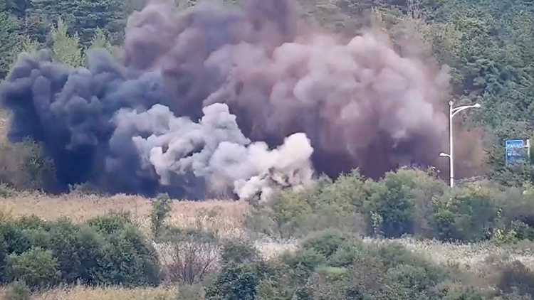 우리 군 CCTV에 잡힌 동해선 도로 폭파 장면. /합참 제공