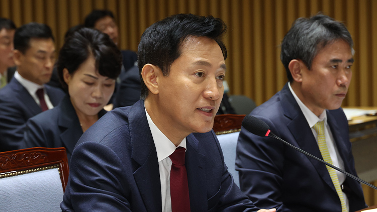 오세훈 서울시장이 15일 서울시청에서 열린 행정안전위원회 국정감사에 출석, 의원 질의에 답변을 하고 있다. /연합뉴스