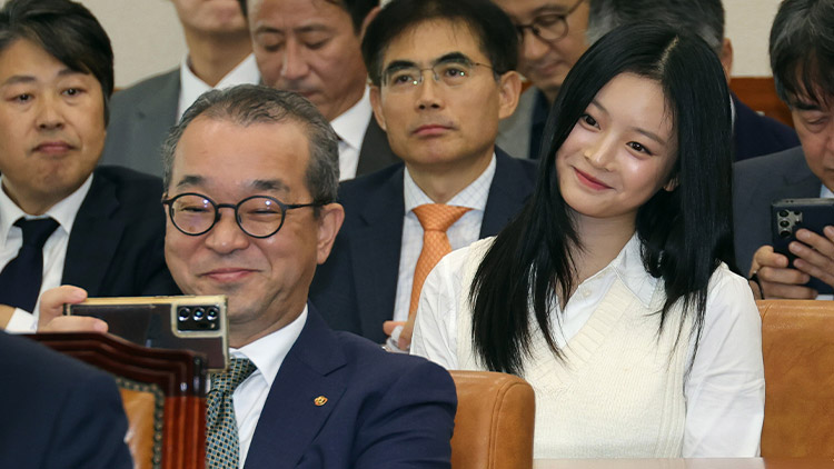 한화오션 사장 국감서 하니와 '셀카'…'적절치 못한 행동' 사과