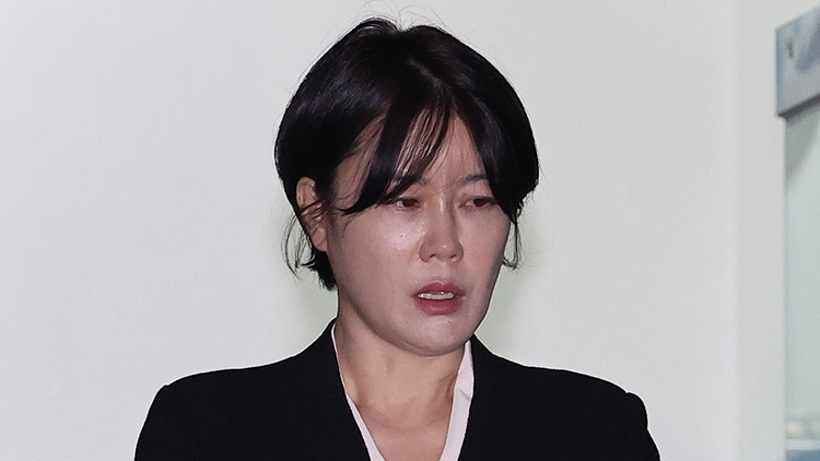 문다혜, 4시간여 경찰 조사받고 귀가…'죄송합니다' 반복