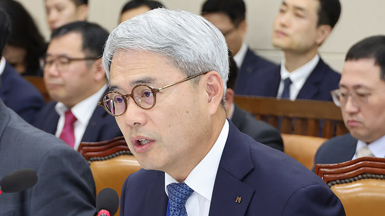 윤희성 한국수출입은행장이 21일 오전 국회에서 열린 기획재정위원회의 한국수출입은행, 한국조폐공사 등에 대한 국정감사에서 위원 질의에 답변하고 있다. /연합뉴스