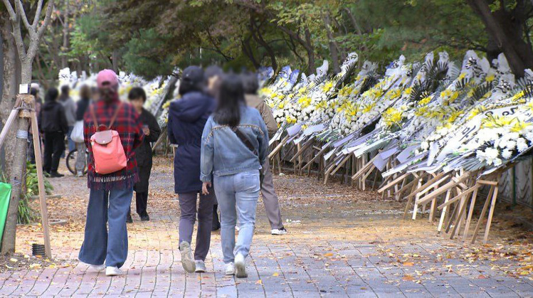 '시의원 자녀 학폭'에 근조화환 시위…'시의원 사퇴하라'