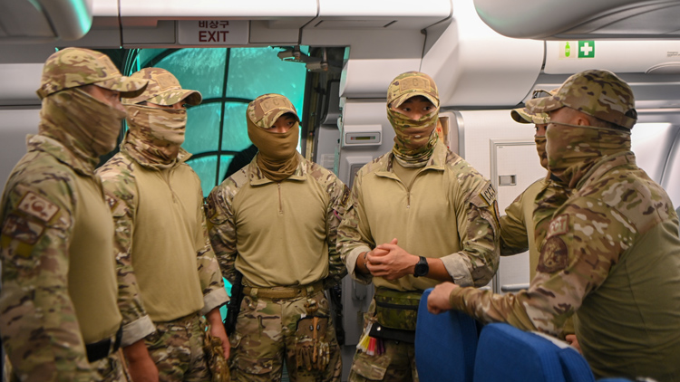 지난 3일 밤, 레바논 현지교민 구출을 위해 출국 전 KC-330 다목적 공중급유수송기에서 CCT 요원들이 임무 내용을 점검하며 토의하는 모습 /공군 제공