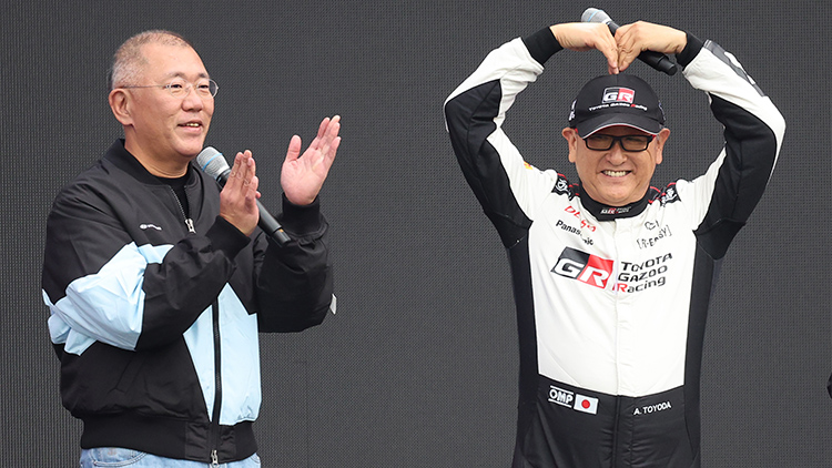 27일 오후 경기도 용인시 에버랜드 스피드웨이에서 열린 '현대 N x 토요타 가주 레이싱(Hyundai N x TOYOTA GAZOO Racing) 페스티벌'에서 정의선 현대자동차그룹 회장과 도요다 아키오 일본 도요타자동차그룹 회장이 함께 인사하고 있다. /연합뉴스