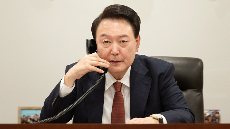 윤석열 대통령이 28일 서울 용산 대통령실에서 우르줄라 폰데어라이엔 유럽연합(EU) 집행위원장과 전화 통화를 하고 있다. /대통령실 제공