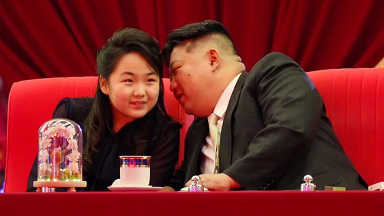 김정은 북한 국무위원장이 딸 주애와 함께 지난 5월 평양 전위거리 준공식에 참석한 모습 /조선중앙TV 캡처