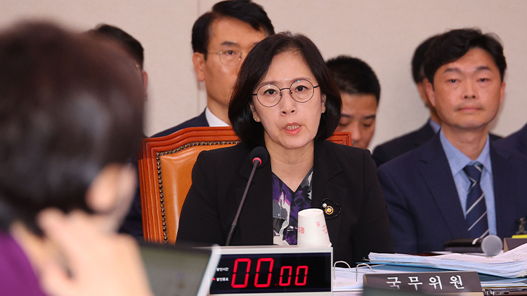 신영숙 여성가족부 장관 직무대행이 30일 오전 서울 국회에서 열린 여성가족위원회 국정감사에서 의원 질의에 답하고 있다. /연합뉴스