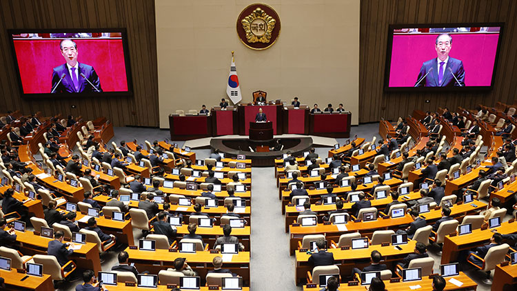한덕수 국무총리가 4일 국회에서 열린 본회의에서 2025년도 예산안 및 기금운용계획안에 대한 시정연설을 하고 있다. /연합뉴스
