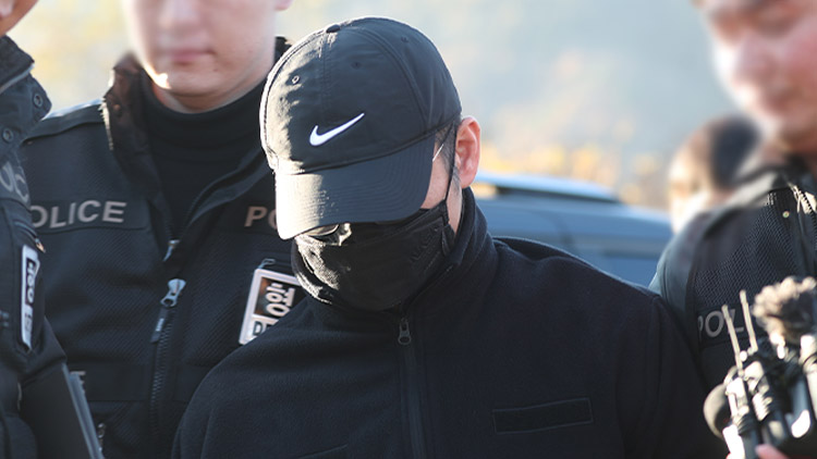 지난 6일 강원 화천군 북한강에서 함께 근무하던 여성 군무원을 살해한 뒤 시신을 훼손하고 북한강에 유기한 현역 군 장교 A(38)씨에 대한 현장 검증이 진행됐다. 사진은 A씨가 호송차에서 내려 취재진 질문에 묵묵부답하는 모습. /연합뉴스