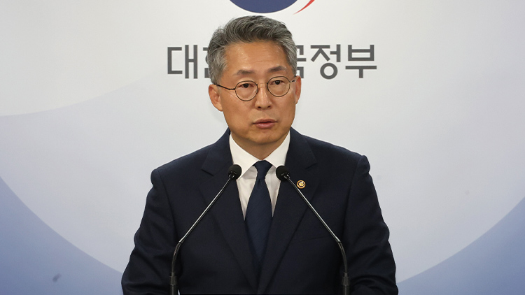 노동차관 '5인 미만 사업장 근로기준법 단계 적용…노사 모두 설득'