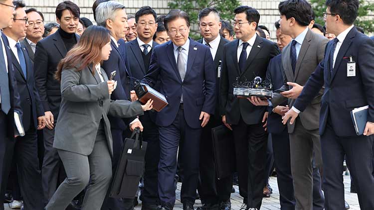 '선거법 위반' 1심 선고 이재명, 법원 도착해 '침묵'