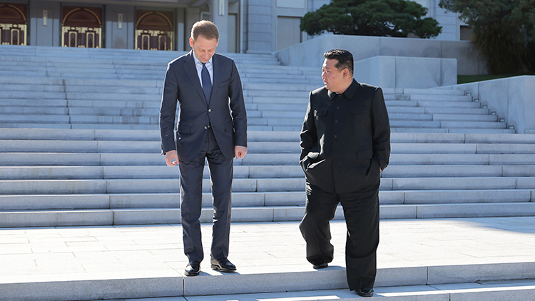 김정은, 문 밖까지 나가 러시아 장관 배웅…연회 열어줘